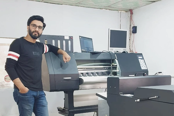 Imprimante Dtf Par Sublimation Imprimant Des T-shirts Dans L'industrie De  La Fabrication De Vêtements Et De Textiles