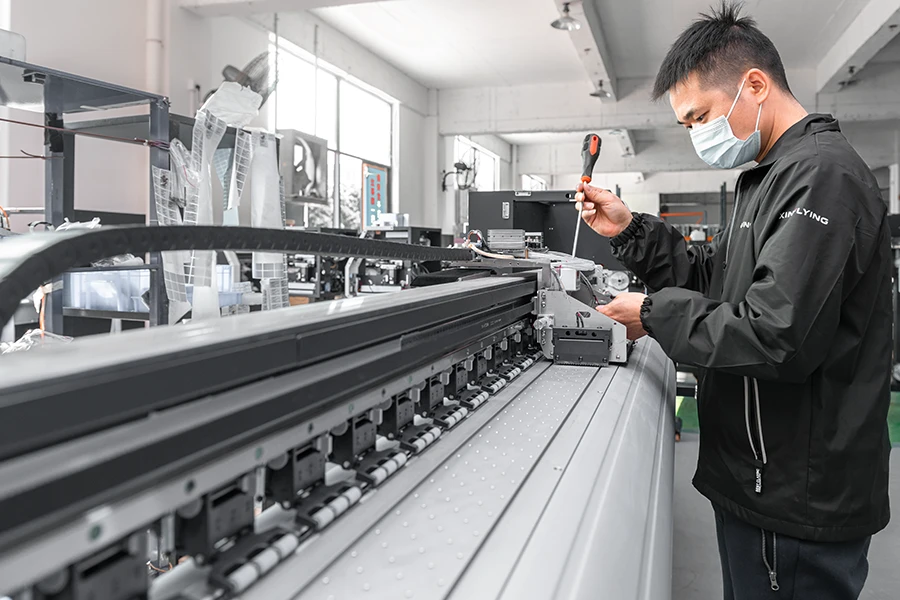 Los técnicos inspeccionando la máquina.