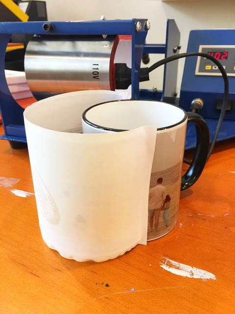 técnica de impresión sobre una taza de cerámica